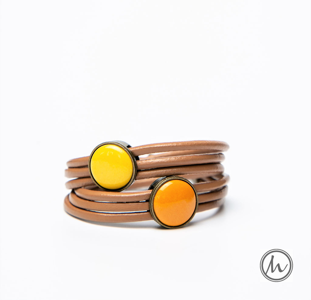 Sand in My Hands hengerbőr karkötő okkersárga-bézs színekben