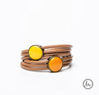 Sand in My Hands hengerbőr karkötő okkersárga-bézs színekben