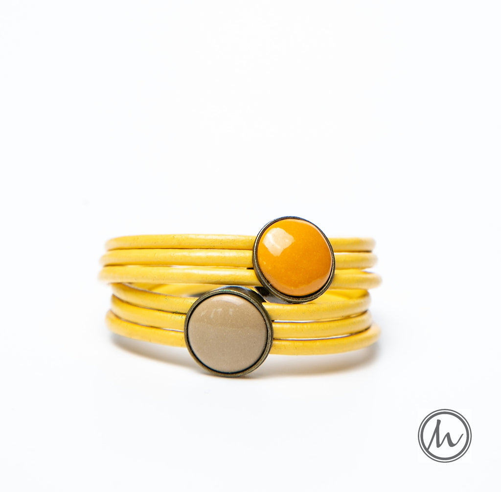 Sand in My Hands hengerbőr karkötő okkersárga-bézs színekben