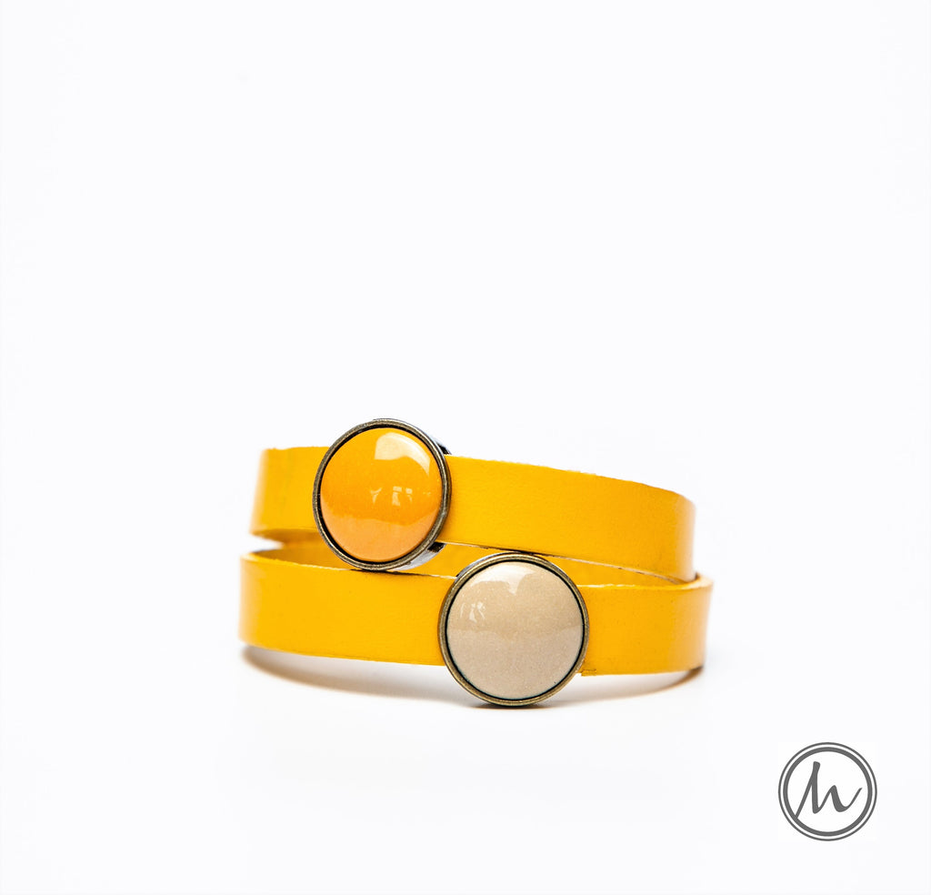 Sand in My Hands bőr karkötő okkersárga-bézs színekben