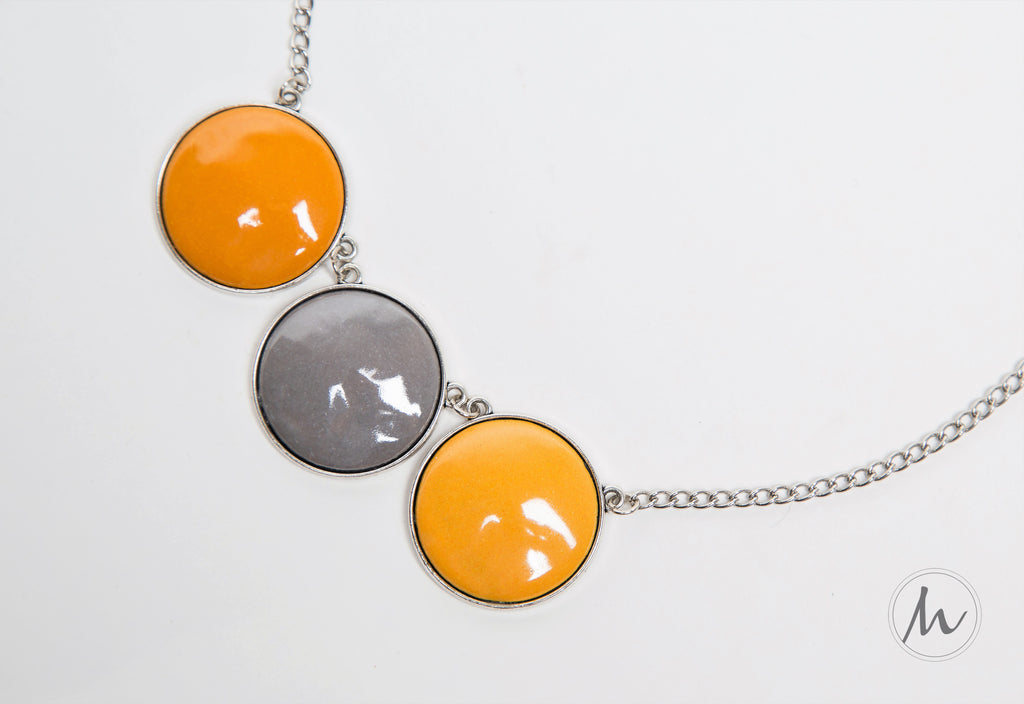 Sunny Clouds tűzzománc nyaklánc szürke-okkersárga színekben