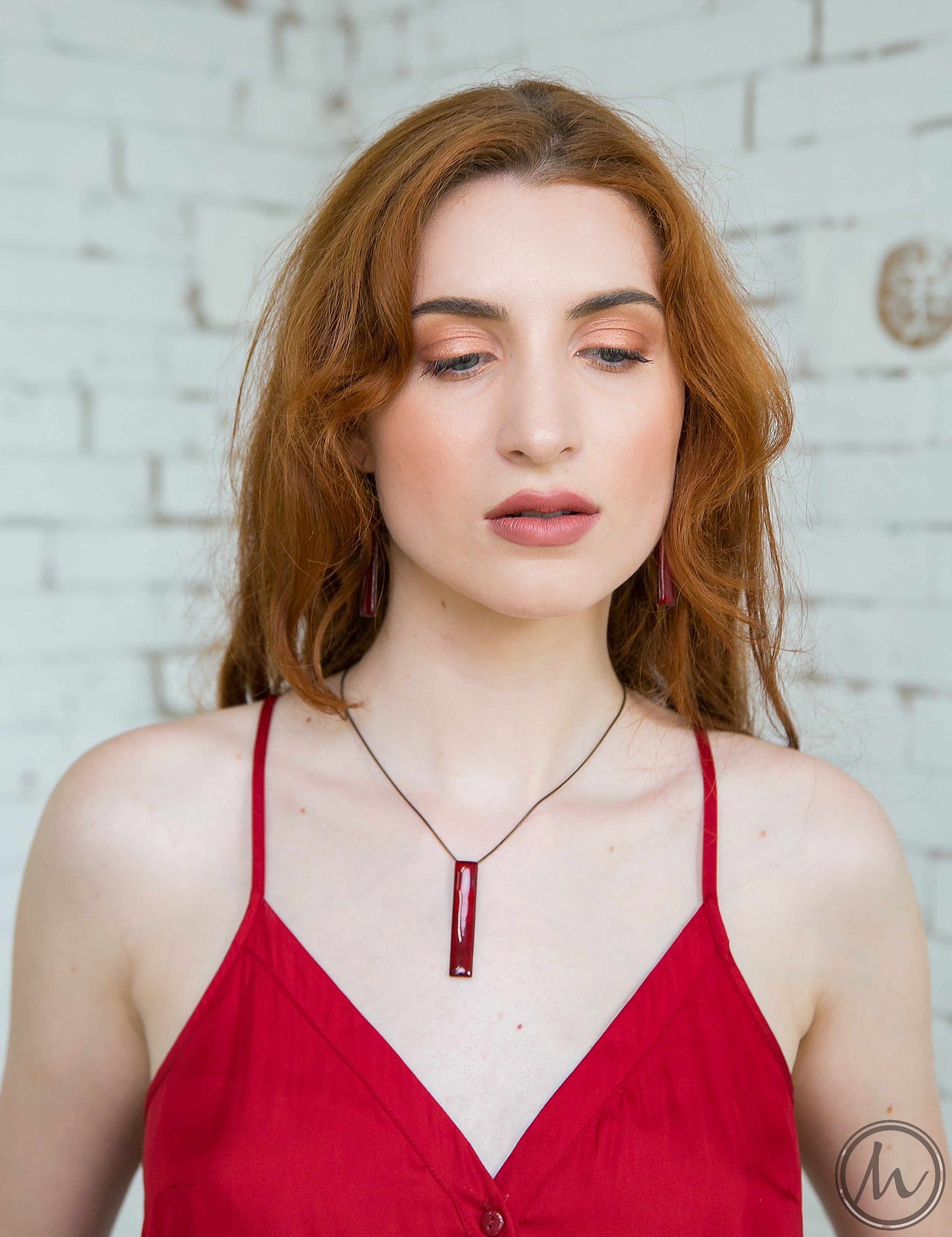 Almendra - hosszúkás tűzzománc fülbevaló rubinvörös