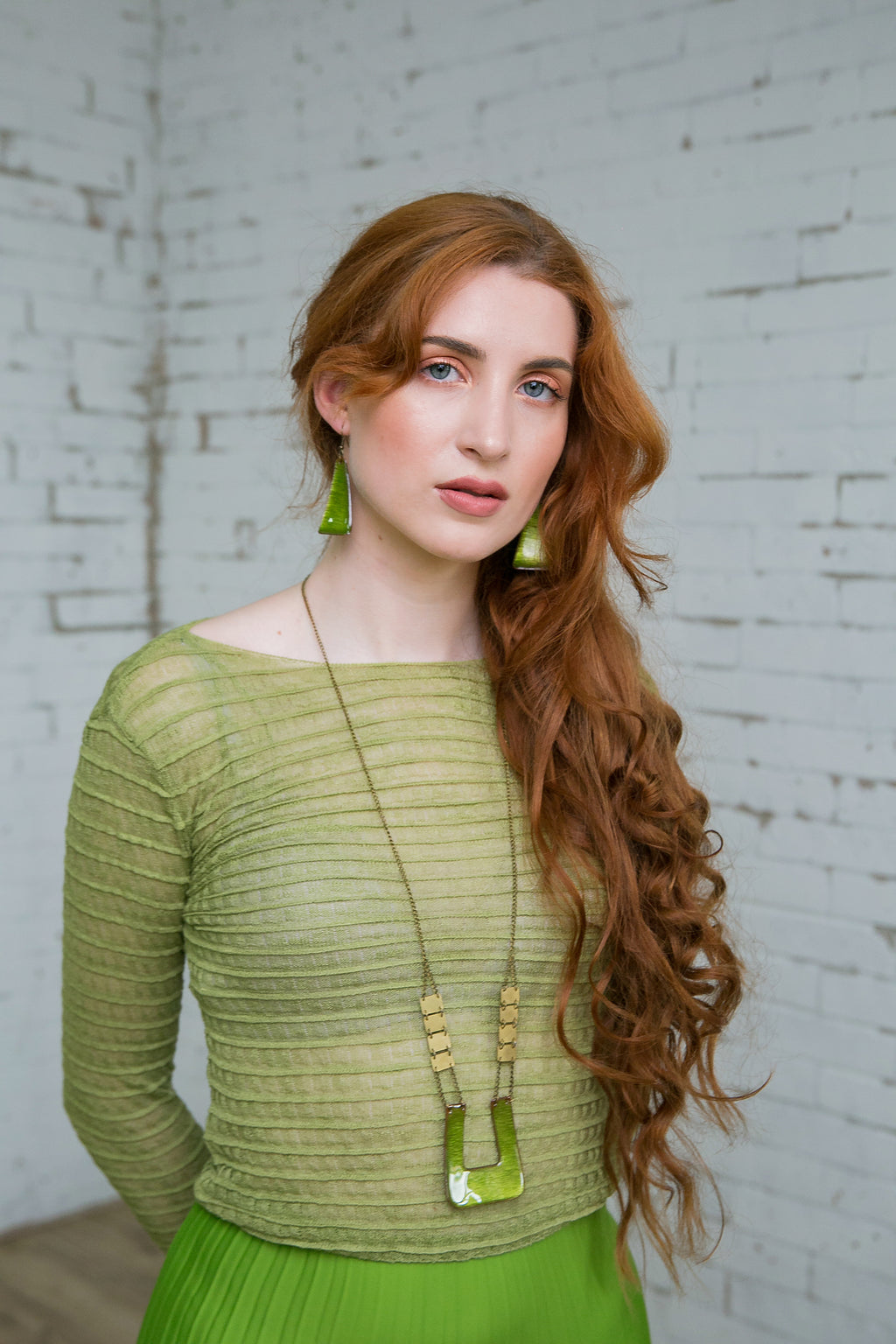 Zagara - egyedi kalapált tűzzománc nyakék peridot zöld színben